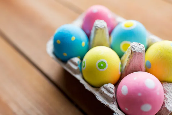 Primer plano de huevos de Pascua de colores en la caja de huevos — Foto de Stock