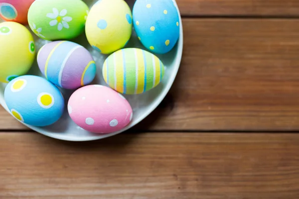 Primer plano de huevos de Pascua de colores en el plato —  Fotos de Stock