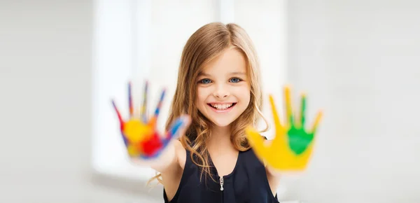 Sorrindo menina mostrando as mãos pintadas — Fotografia de Stock