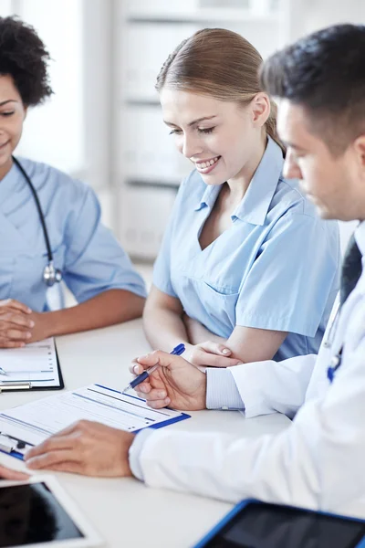 Groupe de médecins heureux réunion au bureau de l'hôpital — Photo