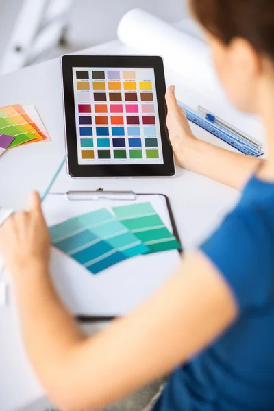 Mulher trabalhando com amostras de cores para seleção — Fotografia de Stock