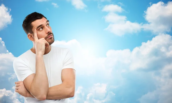 Homem pensando sobre o céu azul — Fotografia de Stock