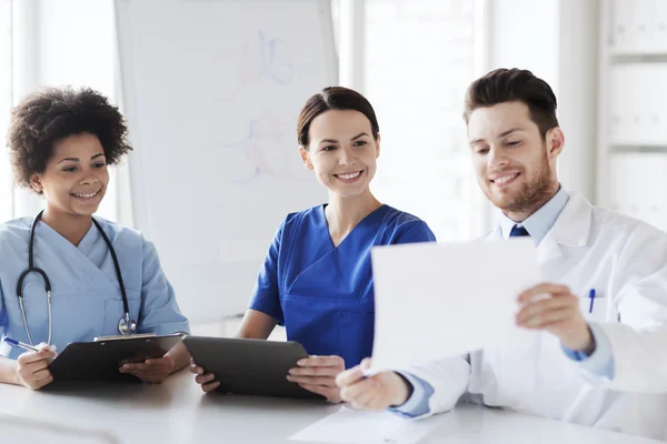 Gruppo di medici felici incontro presso l'ufficio ospedaliero — Foto Stock