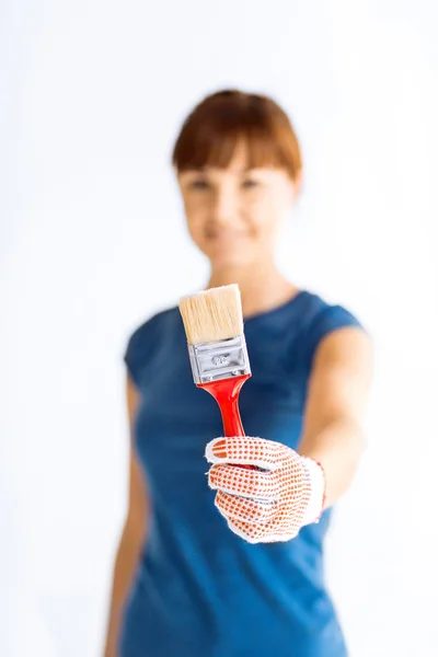 Vrouw met penseel — Stockfoto