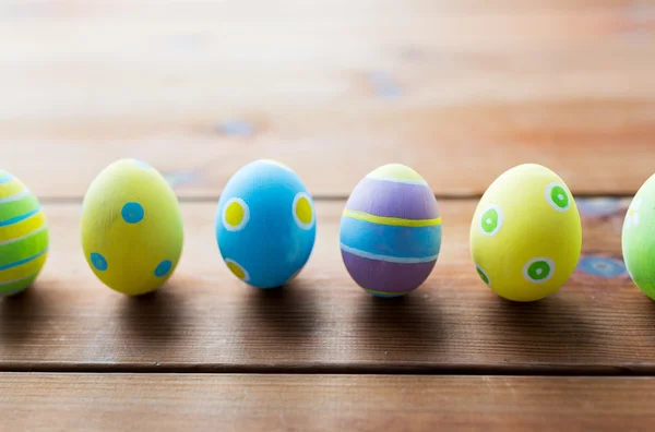 Gros plan des oeufs de Pâques colorés sur la surface en bois — Photo