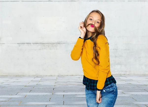 Glad ung kvinna eller tonåring tjej i casual kläder — Stockfoto