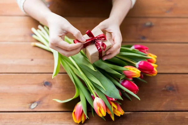 Gros plan de la femme avec boîte cadeau et fleurs de tulipe — Photo