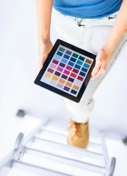 색상 샘플 응용 프로그램을 사용 하는 여자 — 스톡 사진