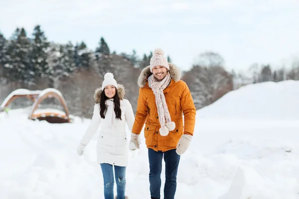 Šťastný pár, pěšky přes zimu pozadí — Stock fotografie
