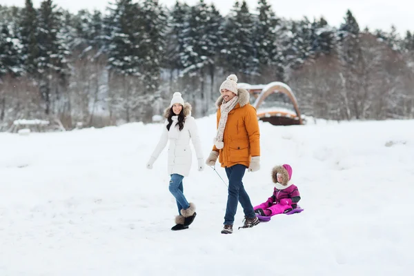 幸福的家庭，与雪橇走在冬季森林 — 图库照片
