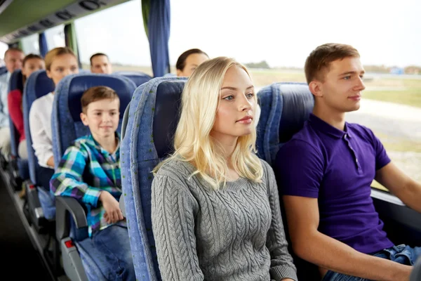 Pareja feliz o pasajeros en autobús de viaje — Foto de Stock