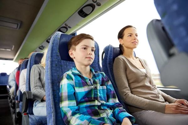 Feliz família equitação em ônibus de viagem — Fotografia de Stock