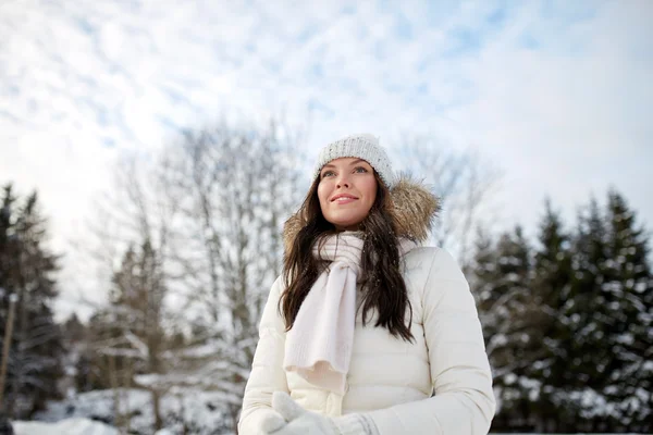 Mulher feliz ao ar livre no inverno — Fotografia de Stock