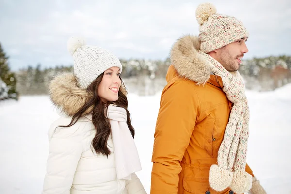 Couple heureux marchant sur fond d'hiver — Photo