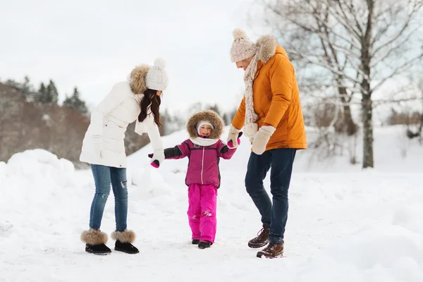 Família feliz em roupas de inverno andando ao ar livre — Fotografia de Stock