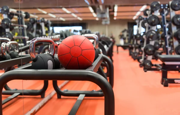 Bola de medicina y equipos deportivos en el gimnasio — Foto de Stock