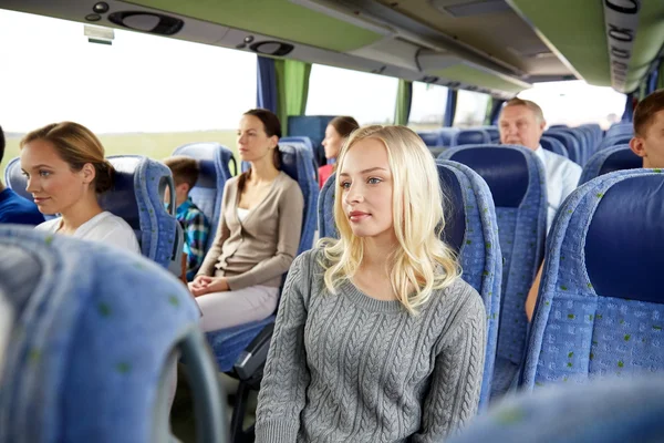 Grupp av passagerare eller turister i resa buss — Stockfoto