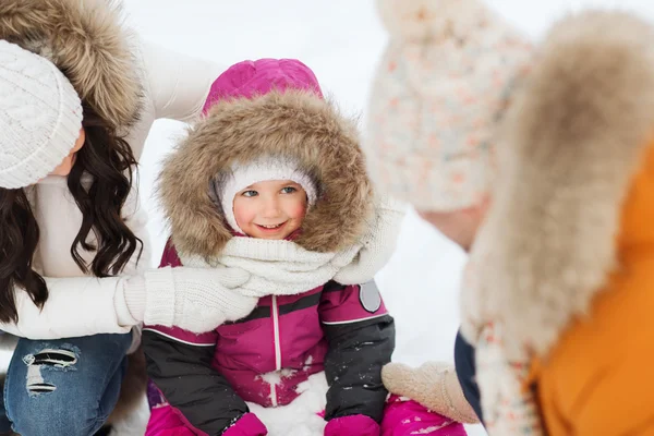 Famille heureuse avec enfant en vêtements d'hiver à l'extérieur — Photo