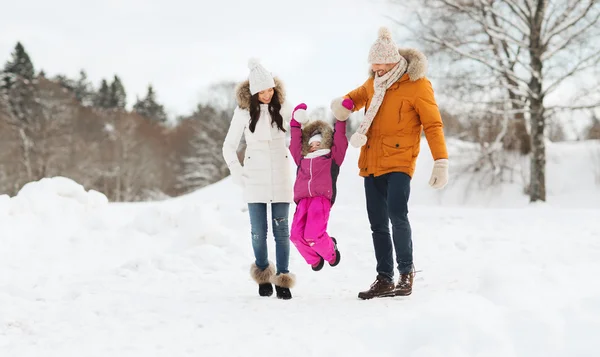 Счастливая семья в зимней одежде прогулки на открытом воздухе — стоковое фото