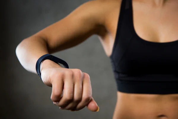 Mujer con reloj de frecuencia cardíaca en el gimnasio —  Fotos de Stock