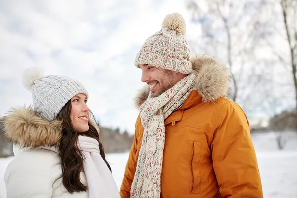Gelukkige paar lopen over de achtergrond van de winter — Stockfoto