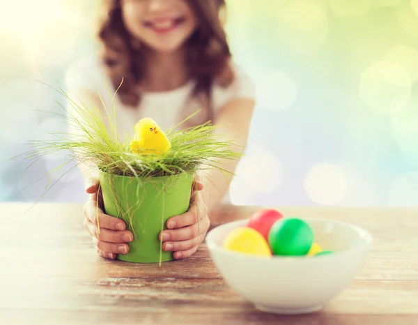 Närbild på flicka håller potten med påskgräs — Stockfoto