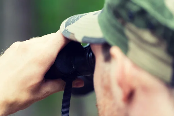 Primer plano de soldado o cazador con binocular —  Fotos de Stock