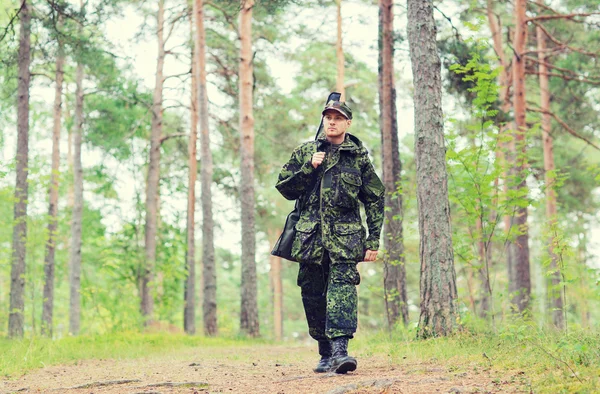 Ung soldat eller jägare med pistol i skogen — Stockfoto