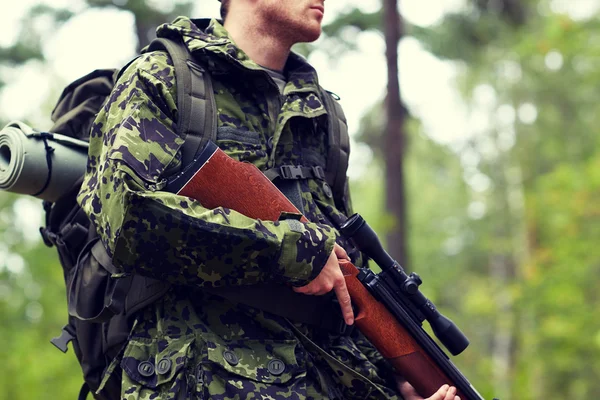 Bliska żołnierza lub myśliwego z pistoletu w lesie — Zdjęcie stockowe