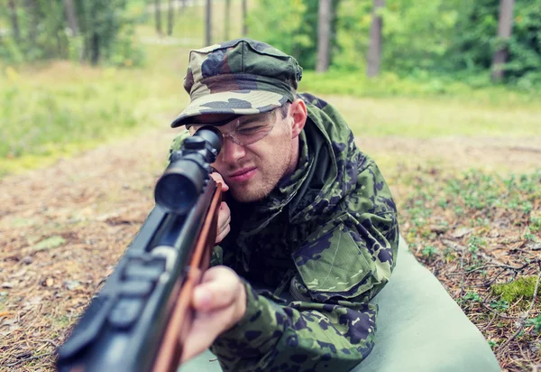 Detailní záběr voják nebo lovec s pistolí v lese — Stock fotografie