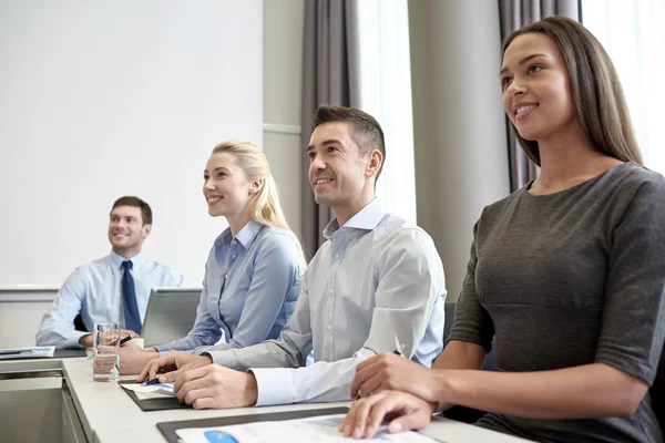 Lächelnde Geschäftsleute treffen sich im Büro — Stockfoto