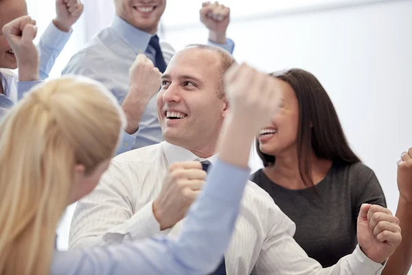 Sonrientes personas de negocios reunidas en la oficina — Foto de Stock