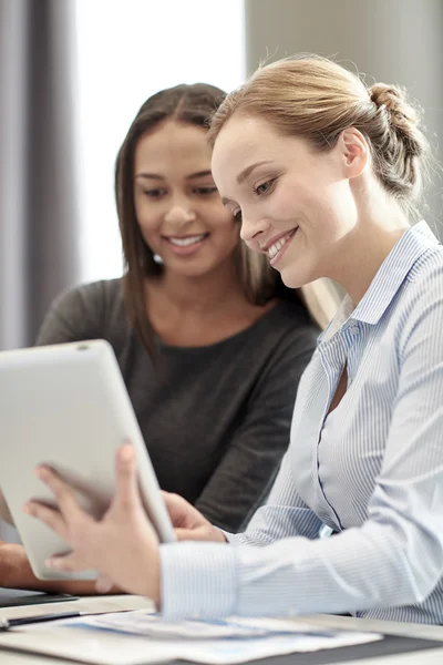 微笑与平板电脑在办公室的女企业家 — 图库照片