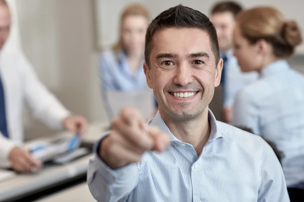 Groep van Glimlachende zakenmensen bijeenkomst in office — Stockfoto