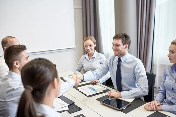 Gruppe lächelnder Geschäftsleute trifft sich im Büro — Stockfoto