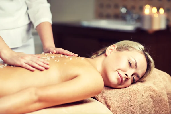 Närbild av kvinnan ligger och har massage i spa — Stockfoto