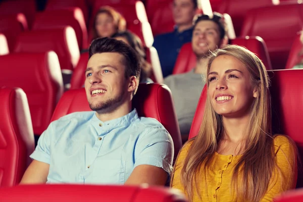 Amigos felizes assistindo filme no teatro — Fotografia de Stock