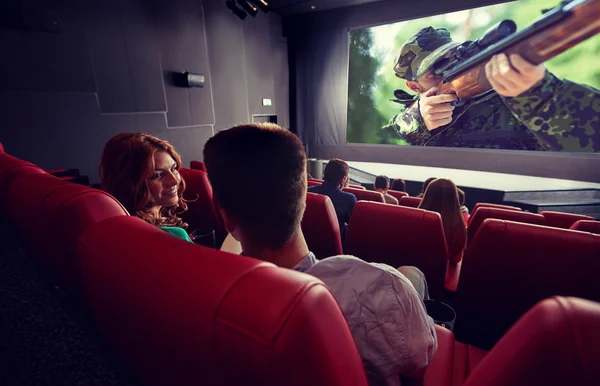 Casal feliz assistindo filme e falando no teatro — Fotografia de Stock