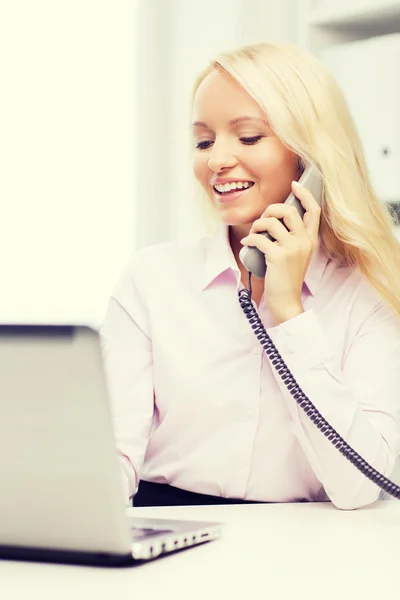 Glimlachende zakenvrouw of student bellen op telefoon — Stockfoto