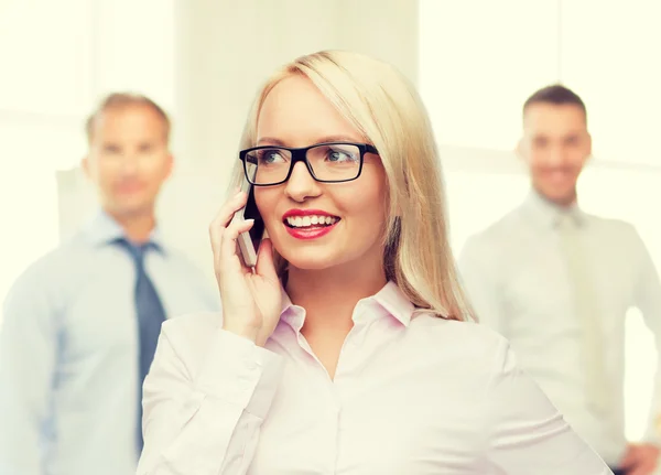 Sonriente mujer de negocios llamando en smartphone —  Fotos de Stock