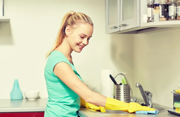 Mujer feliz limpieza mesa en casa cocina —  Fotos de Stock