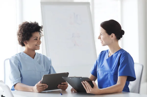 Medici felici con tablet pc riunione in ospedale — Foto Stock