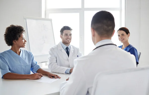 Gruppo di medici felici incontro presso l'ufficio ospedaliero — Foto Stock