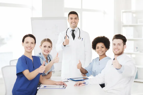 Grupo de médicos en presentación en el hospital — Foto de Stock