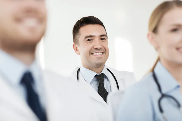 Gelukkig arts over groep van dokters in ziekenhuis — Stockfoto