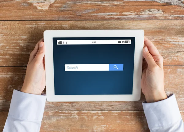 Primer plano de la mano con la búsqueda de Internet en la tableta PC — Foto de Stock