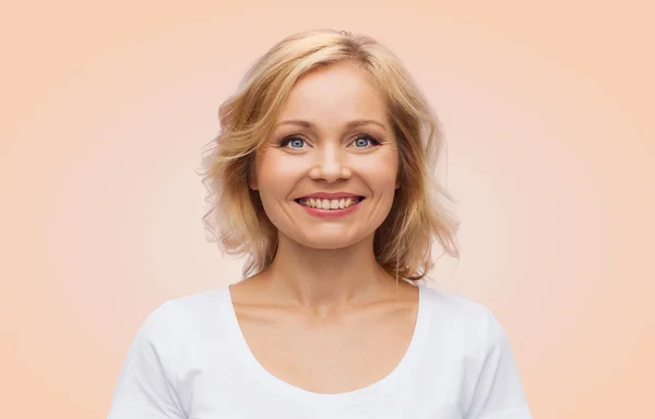 Mujer sonriente en camiseta blanca en blanco — Foto de Stock