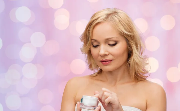 Frau mittleren Alters mit Sahneglas — Stockfoto