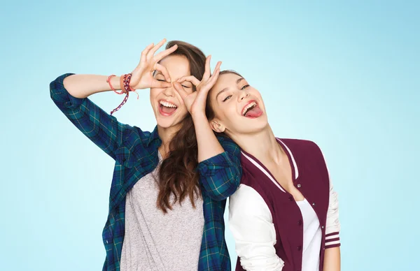 Happy smiling pretty teenage girls having fun — Stock Photo, Image
