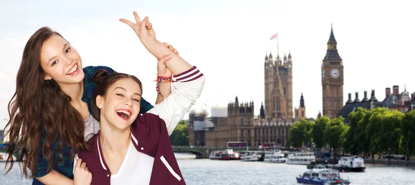 Happy teenage girls showing peace sign in london — 스톡 사진